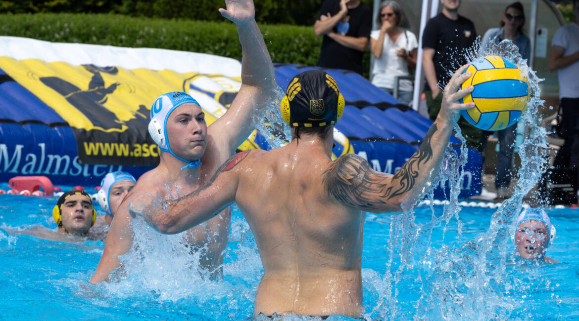 auf dem Bild: Bester Werfer der Saison mit 45 Treffern: Der erst 18-jähirge Potsdamer Sportschüler Till Hofmann (weiße Kappe) erzielte beim 4:6 gegen Duisburg sein 100. Tor in seinem 68. Bundesliga-Spiel für die Orcas. (Foto: S.Seifert)