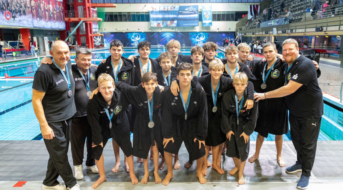 Stolze Silbermedaillengewinner: Potsdam ist zweitbeste deutsche Wasserball-Mannschaft in der U16 2024. (Foto: Sandra Seifert)