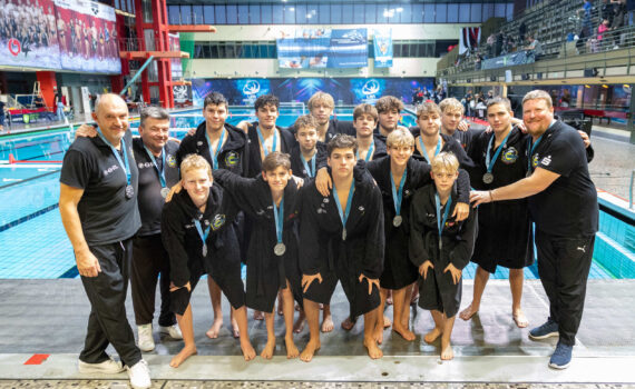 Stolze Silbermedaillengewinner: Potsdam ist zweitbeste deutsche Wasserball-Mannschaft in der U16 2024. (Foto: Sandra Seifert)