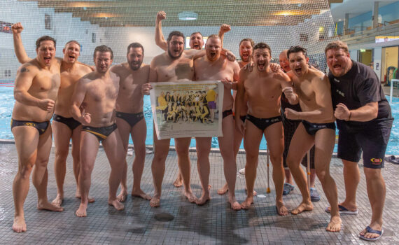 20 Jahre später: Der deutsche C-Jugend-Meister von 2004 zusammen im blu mit dem damaligen Meisterfoto. (Foto: S.Seifert)