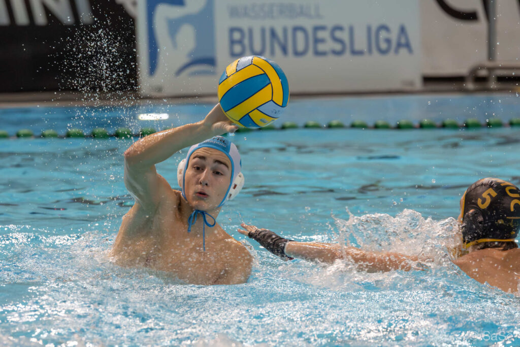 Auf dem Foto: Tyler Kugler in Torlaune: Der Jugend-Nationalspieler erzielte gegen die White Sharks Hannover fünf Treffer. (Foto: Sandra Seifert)