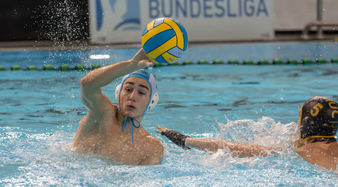 Auf dem Foto: Tyler Kugler in Torlaune: Der Jugend-Nationalspieler erzielte gegen die White Sharks Hannover fünf Treffer. (Foto: Sandra Seifert)