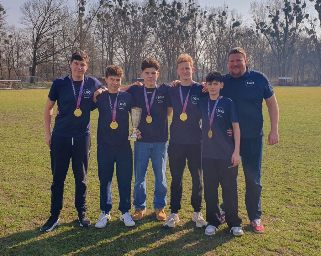 Auf dem Foto: Die fünf Orca-Jungs Georg Metzler, Nico Buchelt, Maxim Lucki, Florian Beck und Rufus Große (von links) waren Teil der starken Ost-Auswahl. Potsdams André Laube war außerdem Trainer des Teams. (Foto: privat)