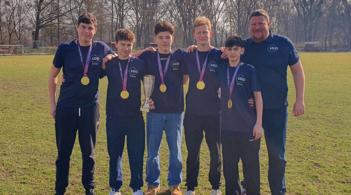 Auf dem Foto: Die fünf Orca-Jungs Georg Metzler, Nico Buchelt, Maxim Lucki, Florian Beck und Rufus Große (von links) waren Teil der starken Ost-Auswahl. Potsdams André Laube war außerdem Trainer des Teams. (Foto: privat)