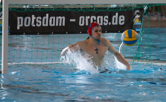 auf dem Bild: Trotz Niederlage „Spieler des Tages“: Erik Dortmann im Potsdamer Tor glänzte mit spektakulären Paraden. (Foto: S.Seifert)