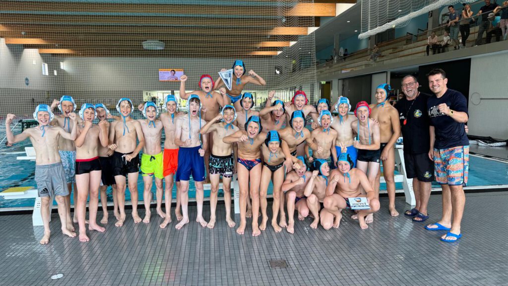 auf dem Bild: Die Mannschaften des SV Babelsberg 03 und der Potsdam Orcas der Altersklasse U12 nach dem Freundschaftsspiel. Foto: Privat