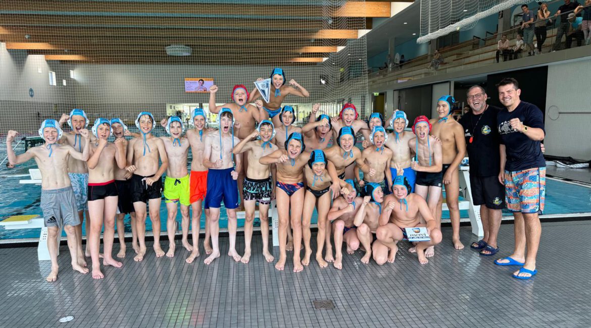 auf dem Bild: Die Mannschaften des SV Babelsberg 03 und der Potsdam Orcas der Altersklasse U12 nach dem Freundschaftsspiel. Foto: Privat