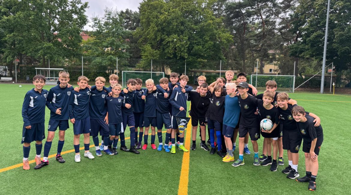 auf dem Bild: Die Mannschaften des SV Babelsberg 03 und der Potsdam Orcas der Altersklasse U12 nach dem nun erfolgten Rückspiel. Foto: Privat