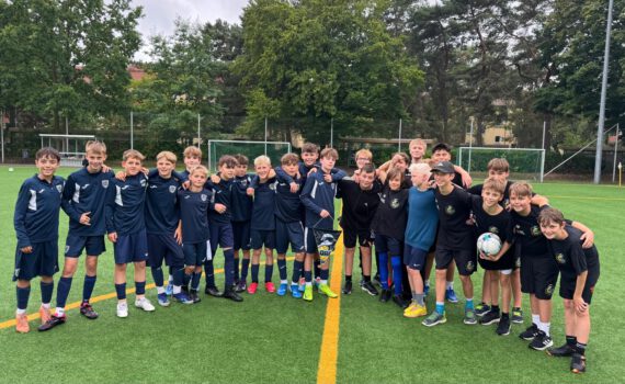 auf dem Bild: Die Mannschaften des SV Babelsberg 03 und der Potsdam Orcas der Altersklasse U12 nach dem nun erfolgten Rückspiel. Foto: Privat