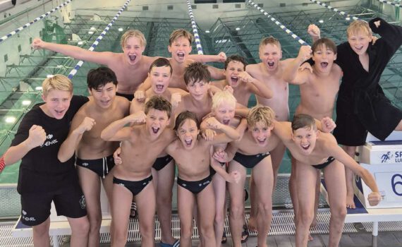 Auf dem Foto: Jubel im Bad des Sportparks Luftschiffhafen nach einem perfekten Saisonauftakt. (Foto: privat)