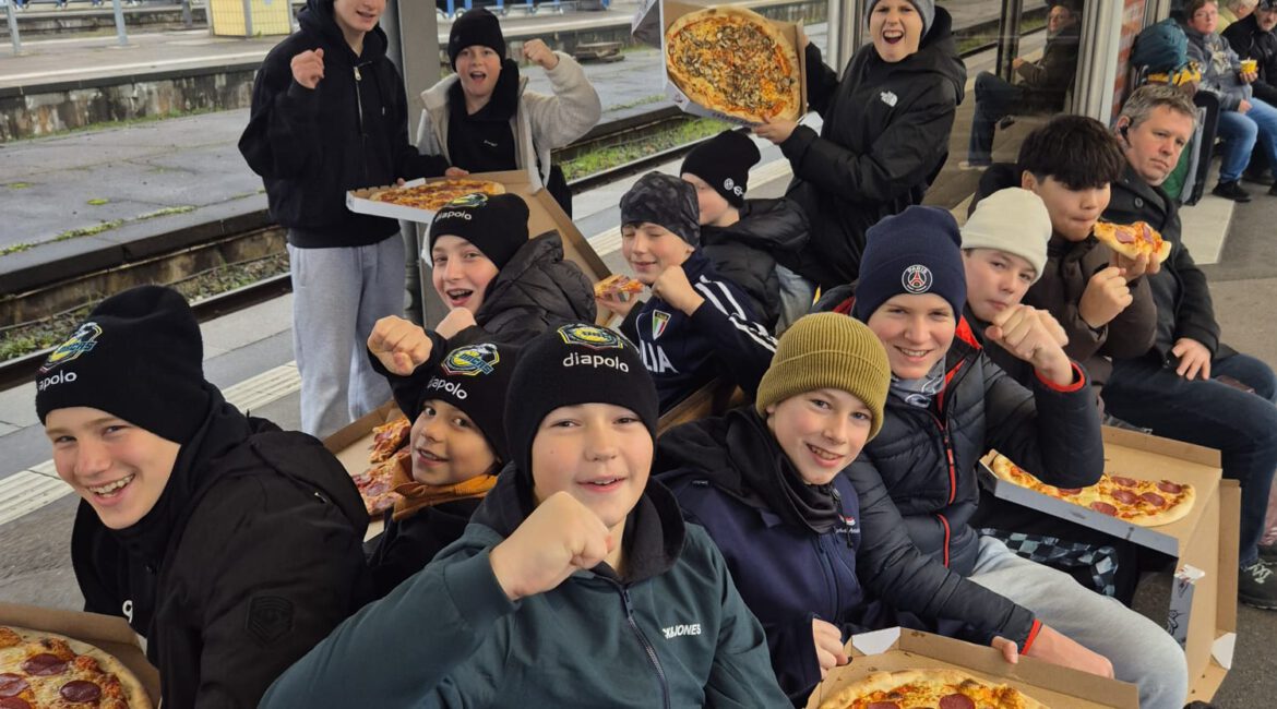 Auf dem Foto: Lange Reise im Deutschen Pokal – die Potsdamer U14-Orcas kurz vor der Rückfahrt am Stuttgarter Hauptbahnhof. (Foto: privat)