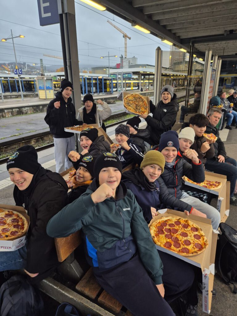 Auf dem Foto: Lange Reise im Deutschen Pokal – die Potsdamer U14-Orcas kurz vor der Rückfahrt am Stuttgarter Hauptbahnhof. (Foto: privat)