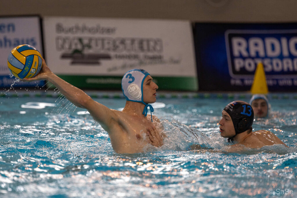 Foto: Bennet Grandke überzeugte mit einer starken ersten Halbzeit und drei Treffern. Aufgrund von drei persönlichen Fehlern kam er nach dem Seitenwechsel nicht mehr zum Einsatz und fehlte danach spürbar. (Foto: Sandra Seifert)