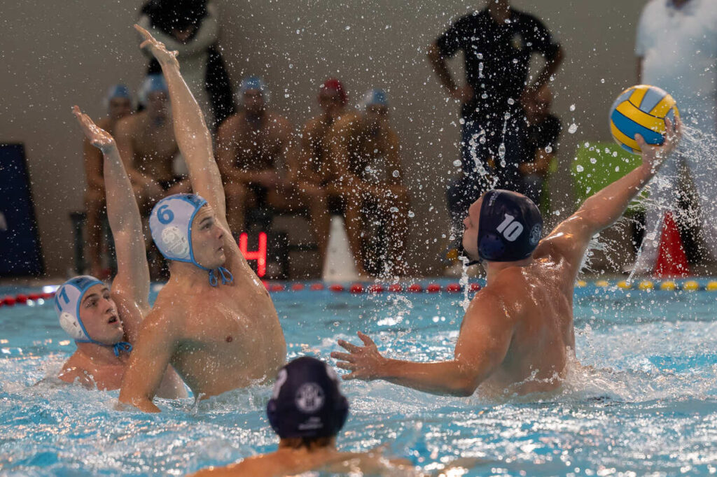 Foto: Filip Dittmer (weiße Kappe) war mit fünf Treffern bester Werfer im mühelosen 29:4-Pokalerfolg gegen Würzburg. (Foto: S. Seifert)