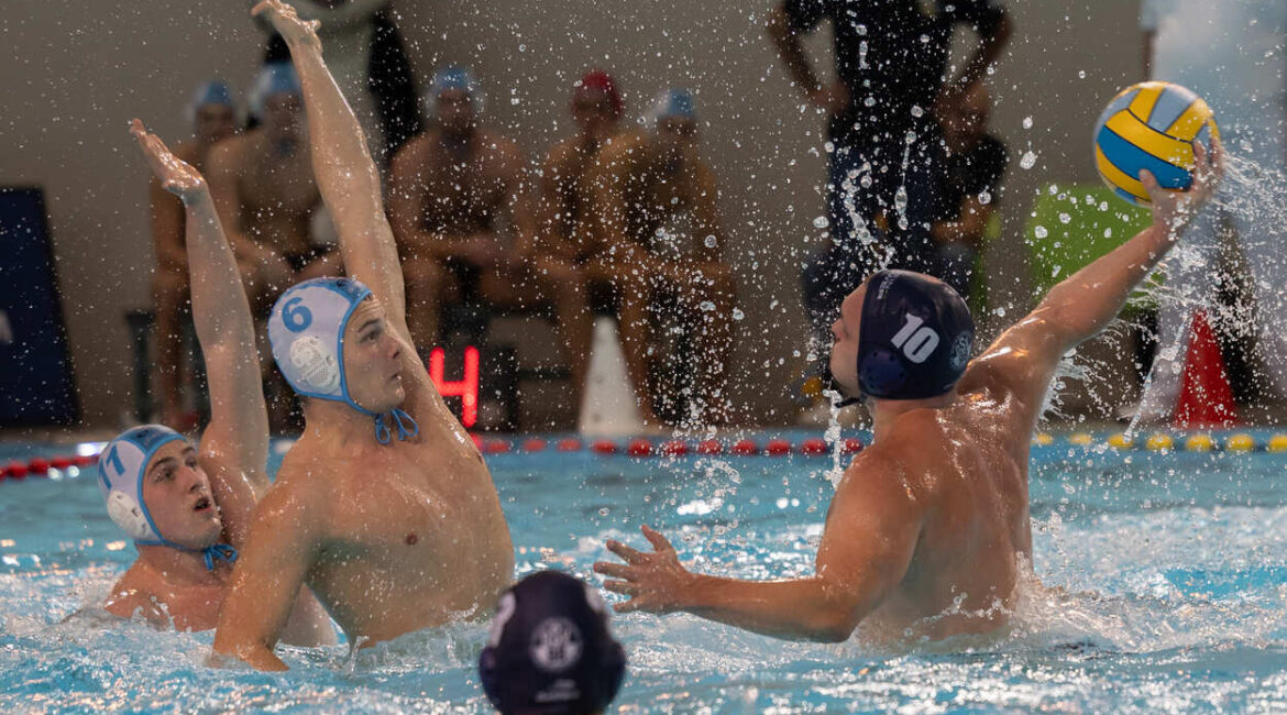 Foto: Filip Dittmer (weiße Kappe) war mit fünf Treffern bester Werfer im mühelosen 29:4-Pokalerfolg gegen Würzburg. (Foto: S. Seifert)