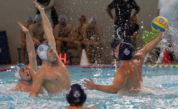 Foto: Filip Dittmer (weiße Kappe) war mit fünf Treffern bester Werfer im mühelosen 29:4-Pokalerfolg gegen Würzburg. (Foto: S. Seifert)