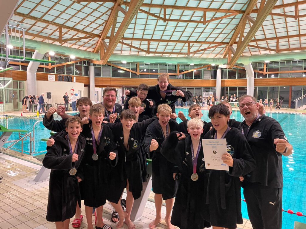 Auf dem Foto: Um Haaresbreite die Sensation verpasst: Die Potsdam Orcas sind mit der Silbermedaille sehr glücklich. (Foto: privat)