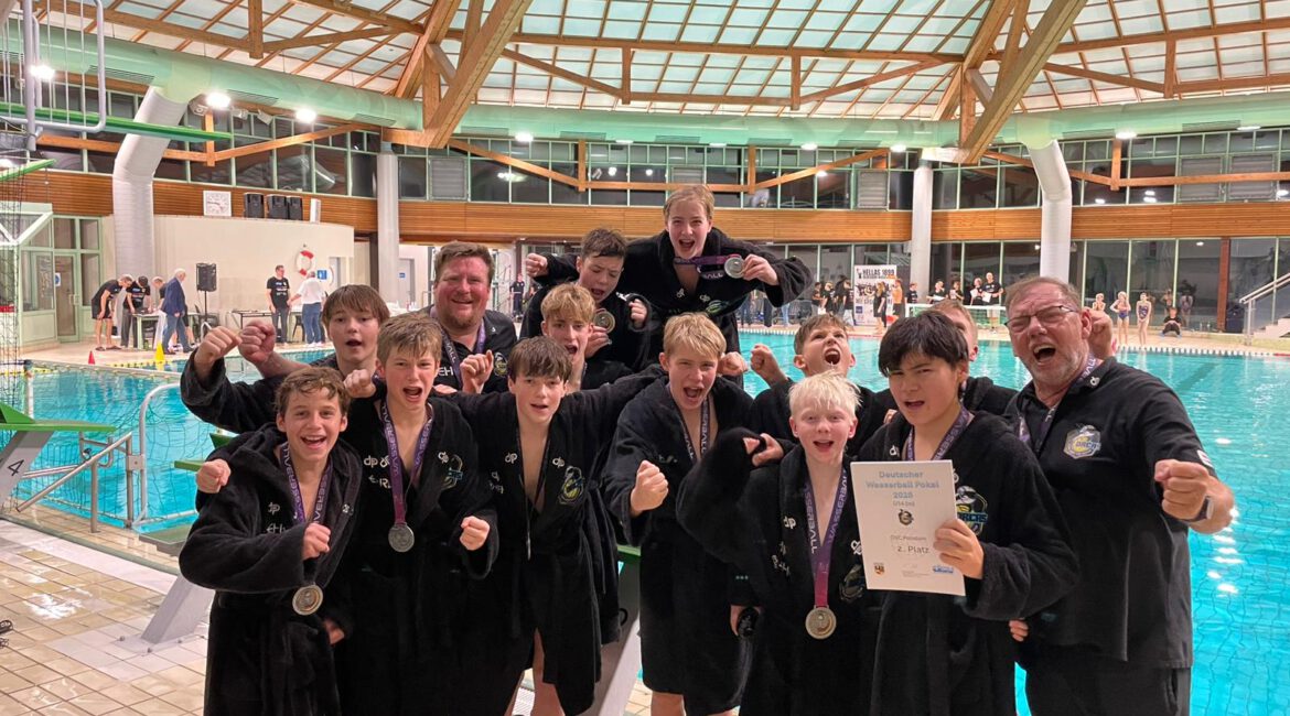 Auf dem Foto: Um Haaresbreite die Sensation verpasst: Die Potsdam Orcas sind mit der Silbermedaille sehr glücklich. (Foto: privat)