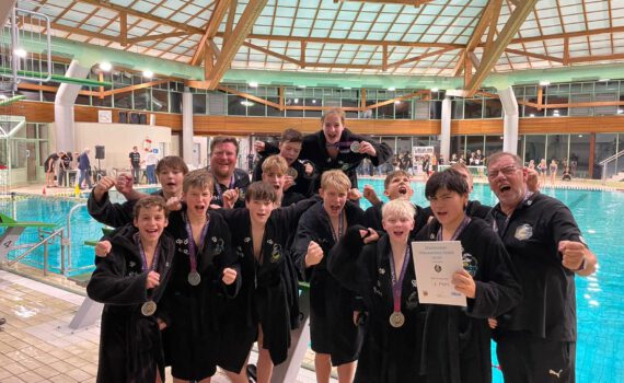 Auf dem Foto: Um Haaresbreite die Sensation verpasst: Die Potsdam Orcas sind mit der Silbermedaille sehr glücklich. (Foto: privat)