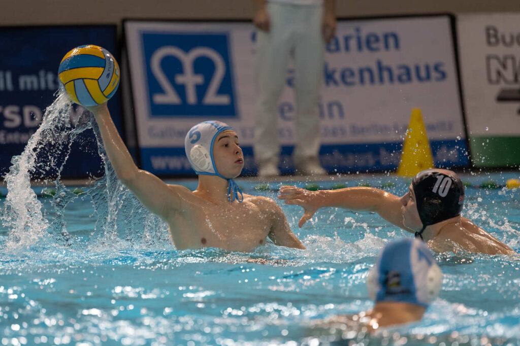 Foto: Sandra Seifert – Gut eine Minute vor dem Abpfiff erzielte Nico Buchelt gegen Cannstatt den entscheidenden Treffer zum 14:13.