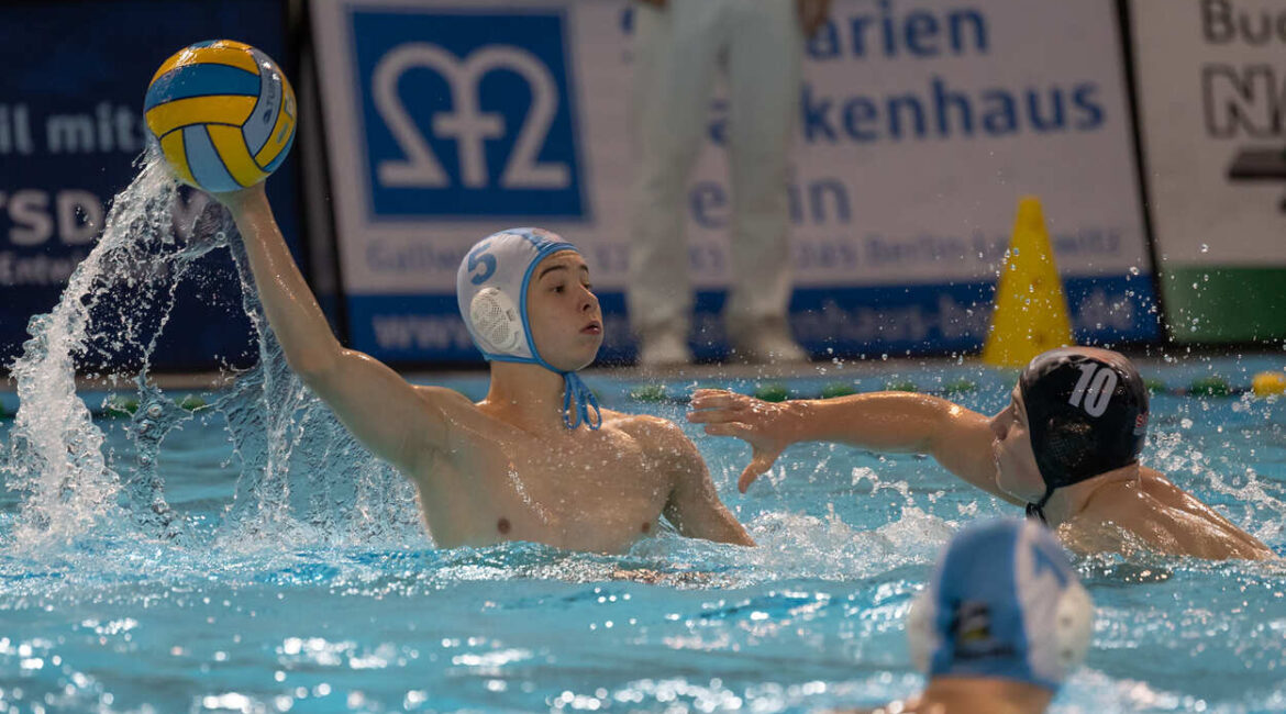 Foto: Sandra Seifert – Gut eine Minute vor dem Abpfiff erzielte Nico Buchelt gegen Cannstatt den entscheidenden Treffer zum 14:13.