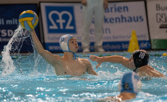 Foto: Sandra Seifert – Gut eine Minute vor dem Abpfiff erzielte Nico Buchelt gegen Cannstatt den entscheidenden Treffer zum 14:13.