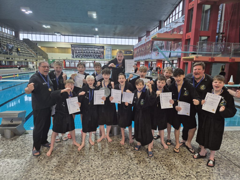 Auf dem Bild: Das Potsdamer U14 Team gewinnt den ersten Platz bei der Ostdeutschen Wasserball Meisterschaft in Belin.