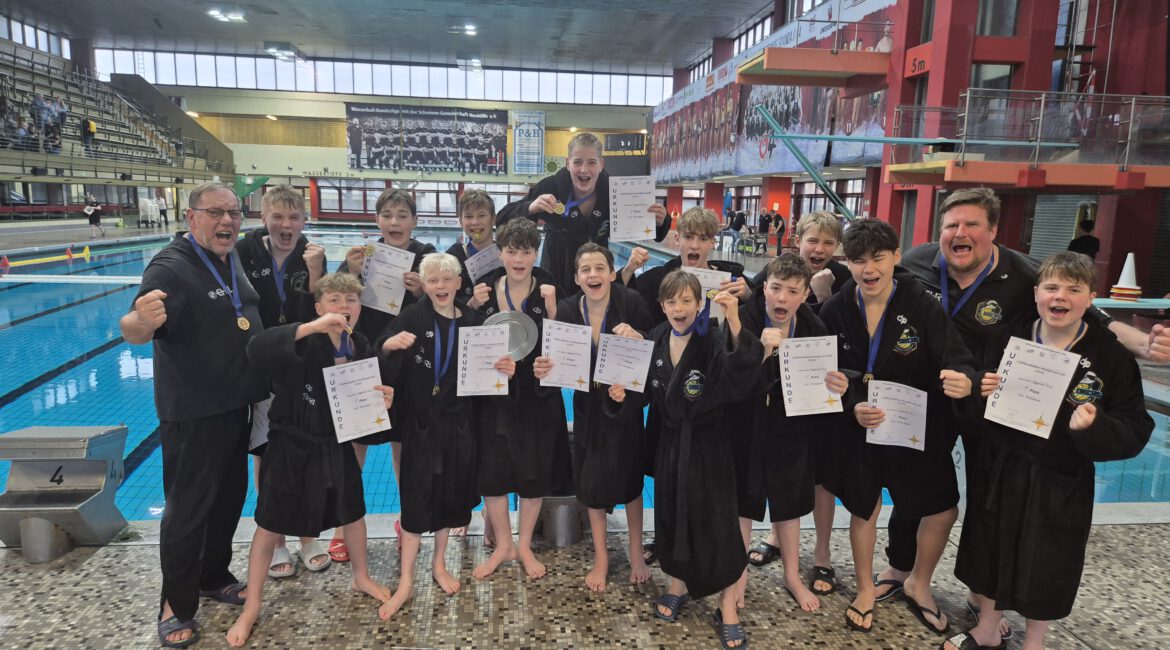 Auf dem Bild: Das Potsdamer U14 Team gewinnt den ersten Platz bei der Ostdeutschen Wasserball Meisterschaft in Belin.