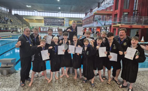 Auf dem Bild: Das Potsdamer U14 Team gewinnt den ersten Platz bei der Ostdeutschen Wasserball Meisterschaft in Belin.